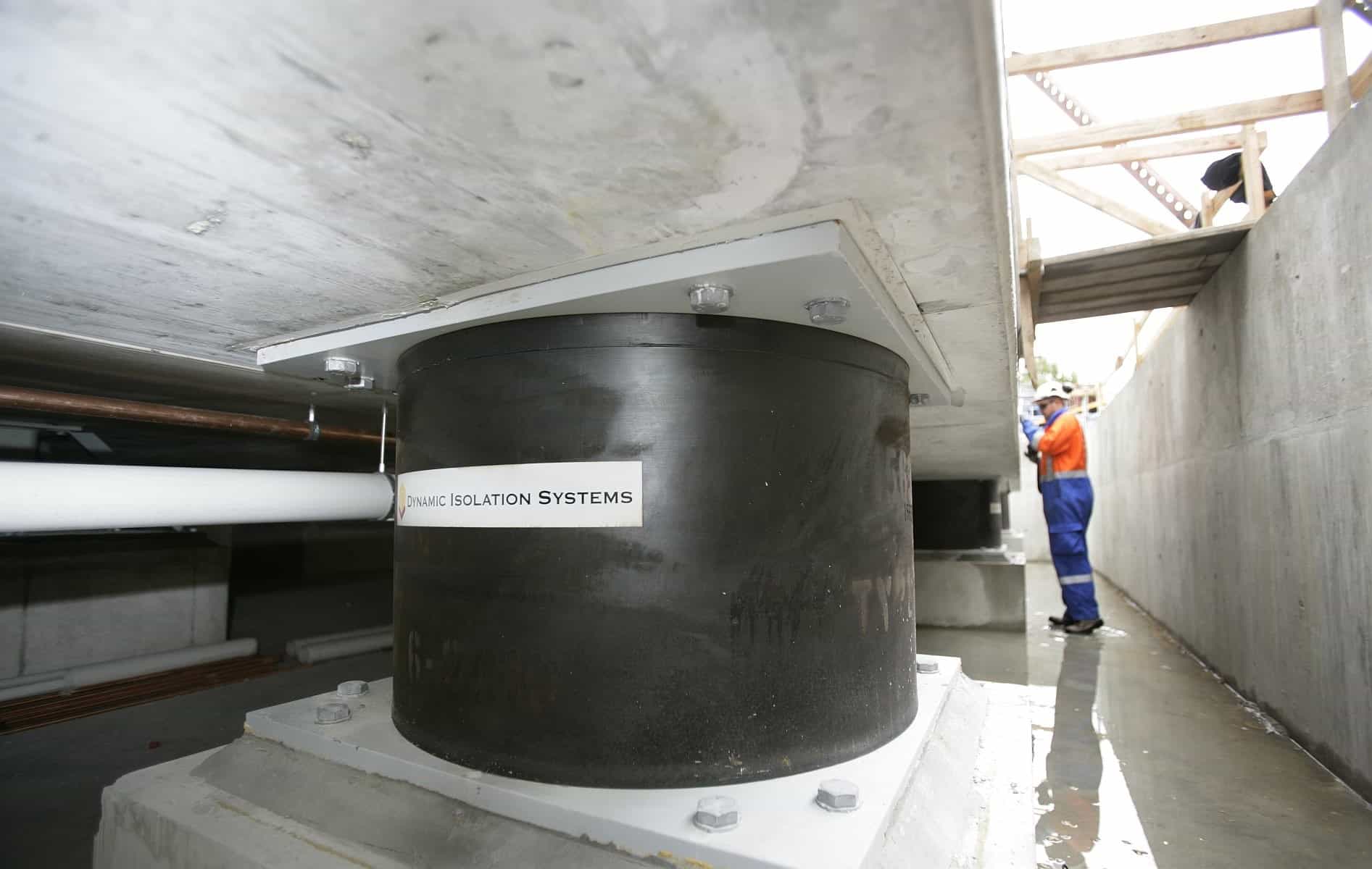 [تصویر ۱۱: سیستم جداساز لرزه‌ای در پایه ساختمان]