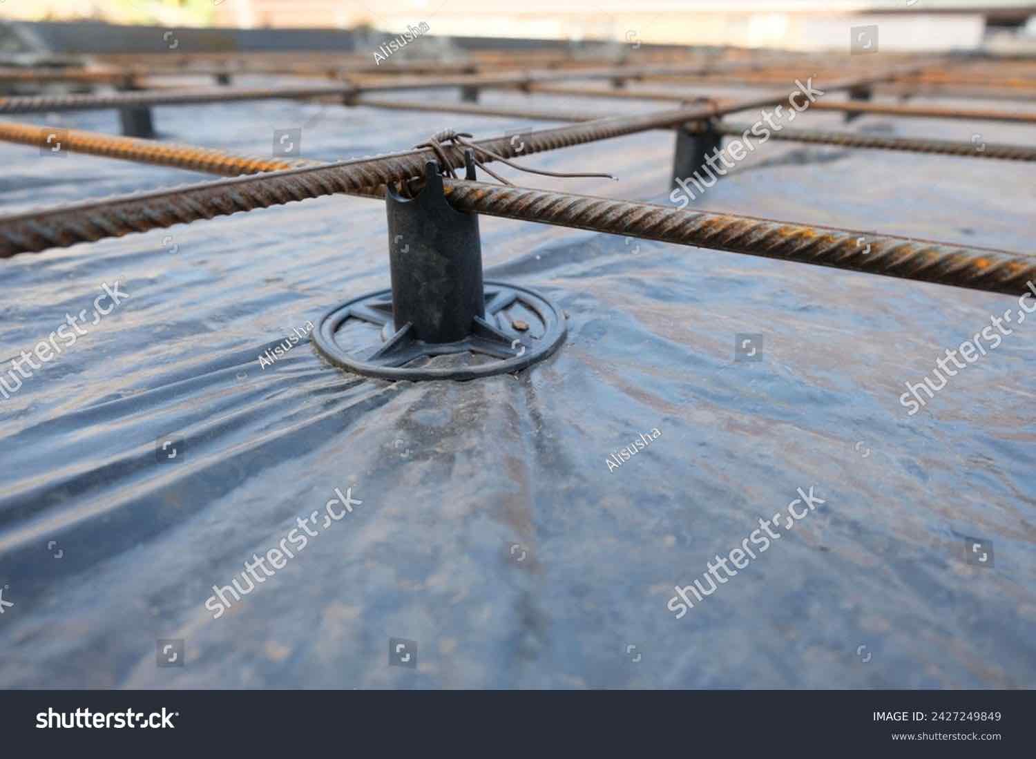 [تصویر ۱۲: تقویت دال با تیرچه فلزی و شبکه جوش]