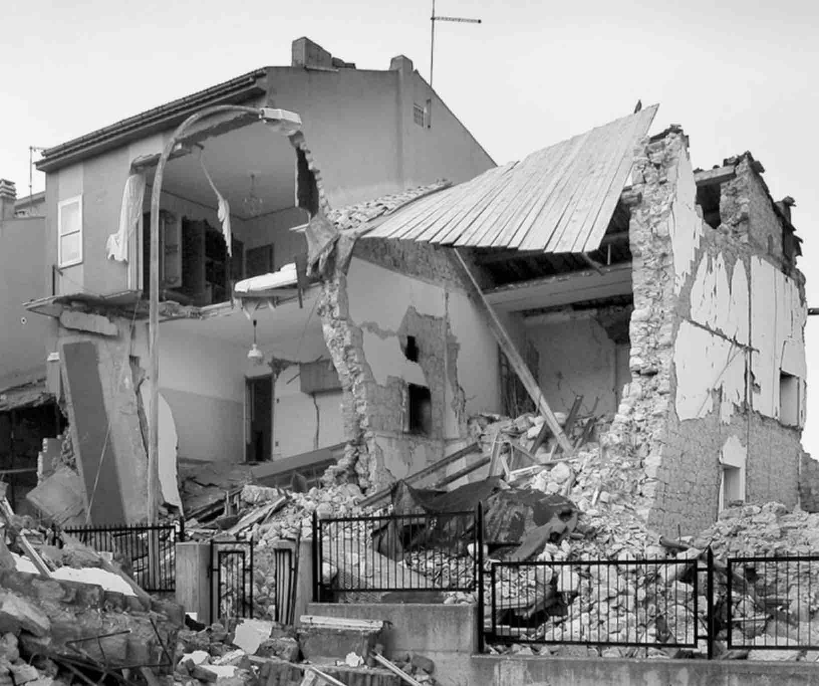 [تصویر ۳: تصویر تاریخی از خسارات زلزله و روش‌های سنتی تقویت ساختمان]