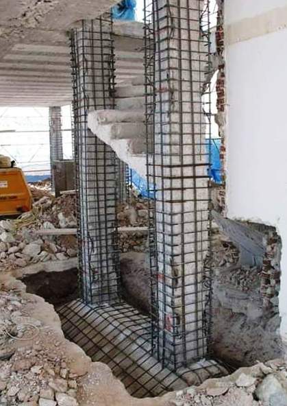 [تصویر ۸: مراحل اجرای Jacketing بتنی روی ستون]